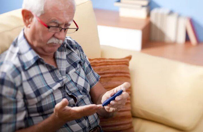 Diabetik mora meriti glukozo v krvi in ​​jemati zdravila za zniževanje glukoze